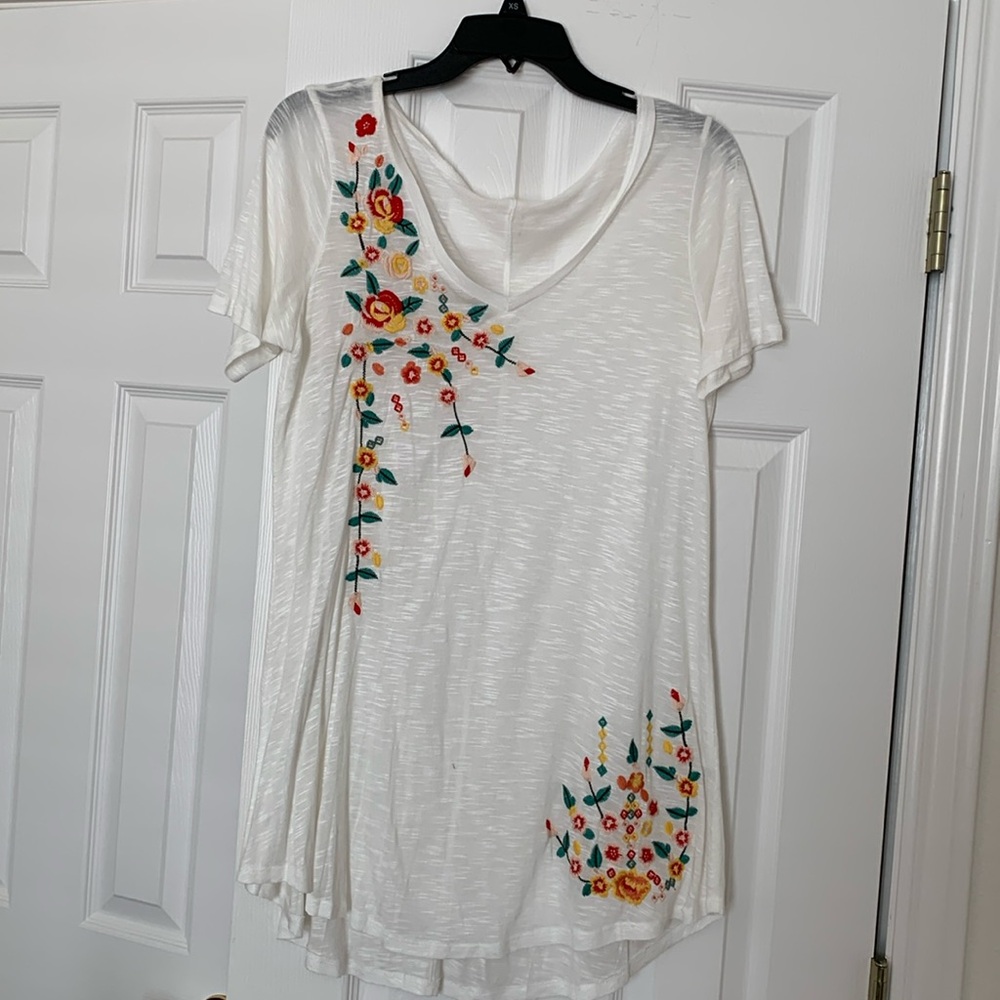 Andree top white with embroidery